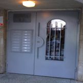 Метална врата за вход с остъкляване и пощенски кутии по поръчка