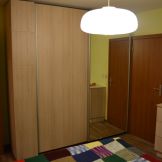 Гардероб с плъзгащи врати, огледало и кант дръжка