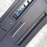 Двукрила врата за вход с остъкляване и обща пощенска кутия