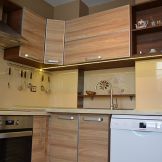Кухня с алуминиев кант дървесен цвят
