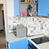 Синя кухня с фрезоване и остров с технически камък 